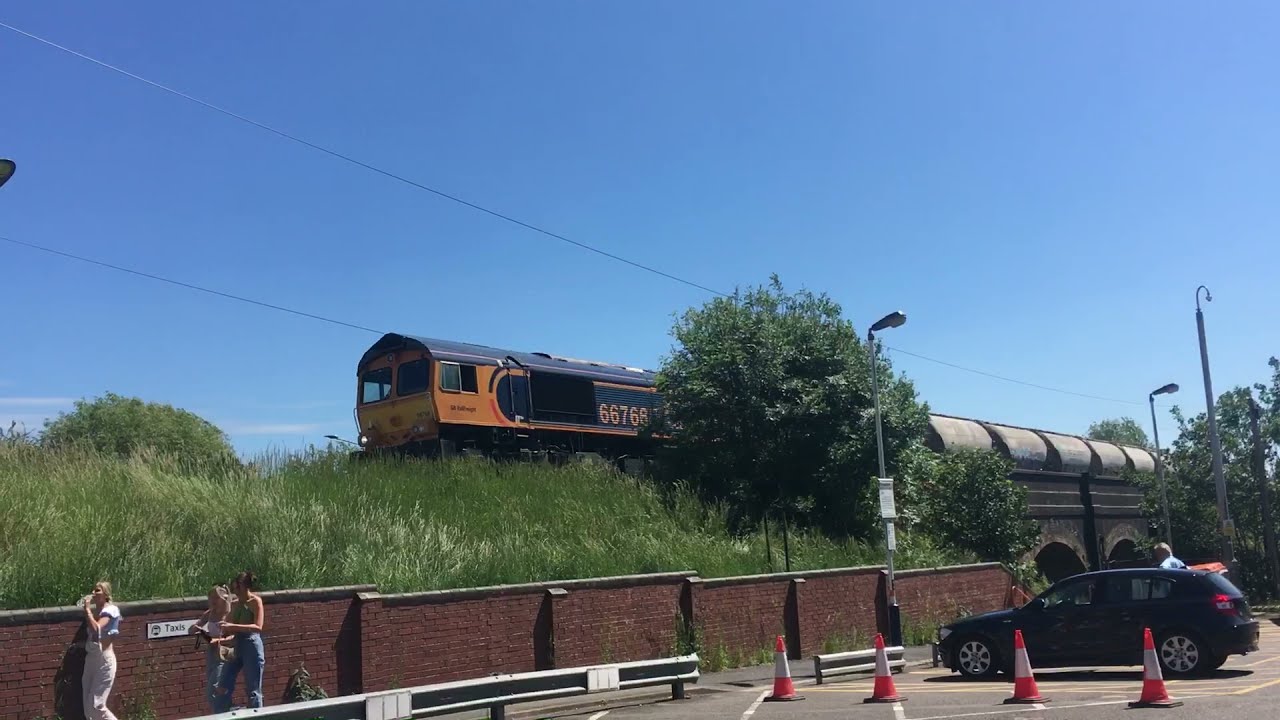Class 66 66768 heavy train going through market harborough railway station castle cement 9/6/2021