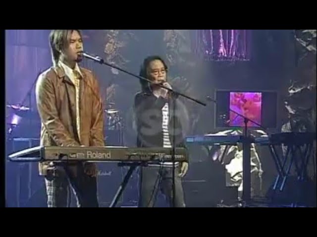 Chrisye & Ahmad Dhani - Jika Surga Dan Neraka Tak Pernah Ada | Konser Senyawa 2005 class=