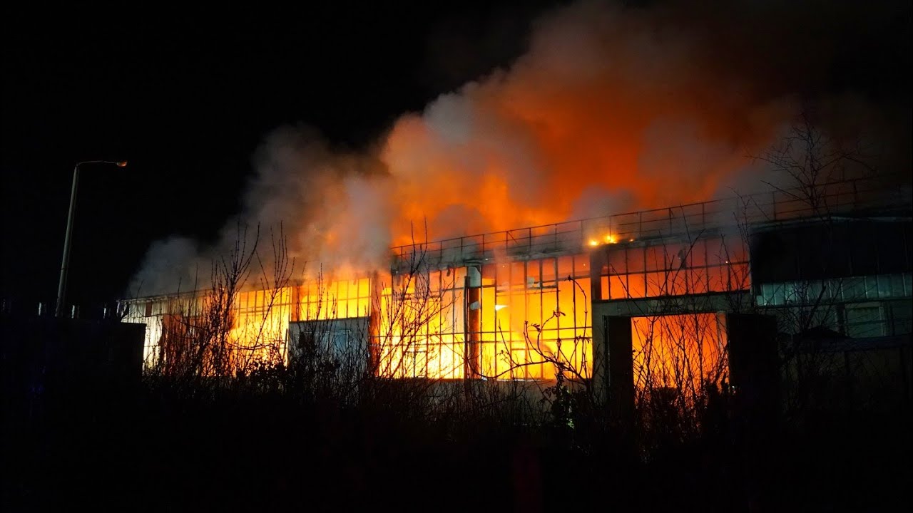 Großbrand in Groß Düben: Lagerhalle in Vollbrand