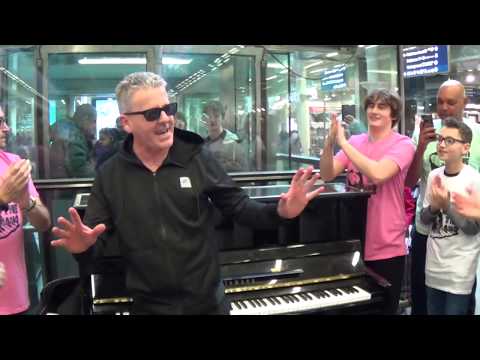 flashmob-chanting-'don't-bash-the-piano'-at-a-pianist