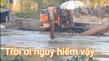 Anh Tài xế xe cuốc gấp đất kênh Xáng 11 Cù Tuất Tân Hiệp nhìn quá máu lửa.