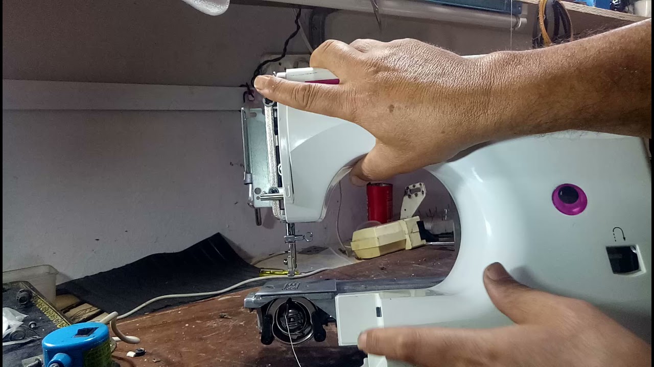 كيفية تفكيك ماكينة الخياطة المحمولة كوبرا(comment démonter une machine à coudre portative Cobra)