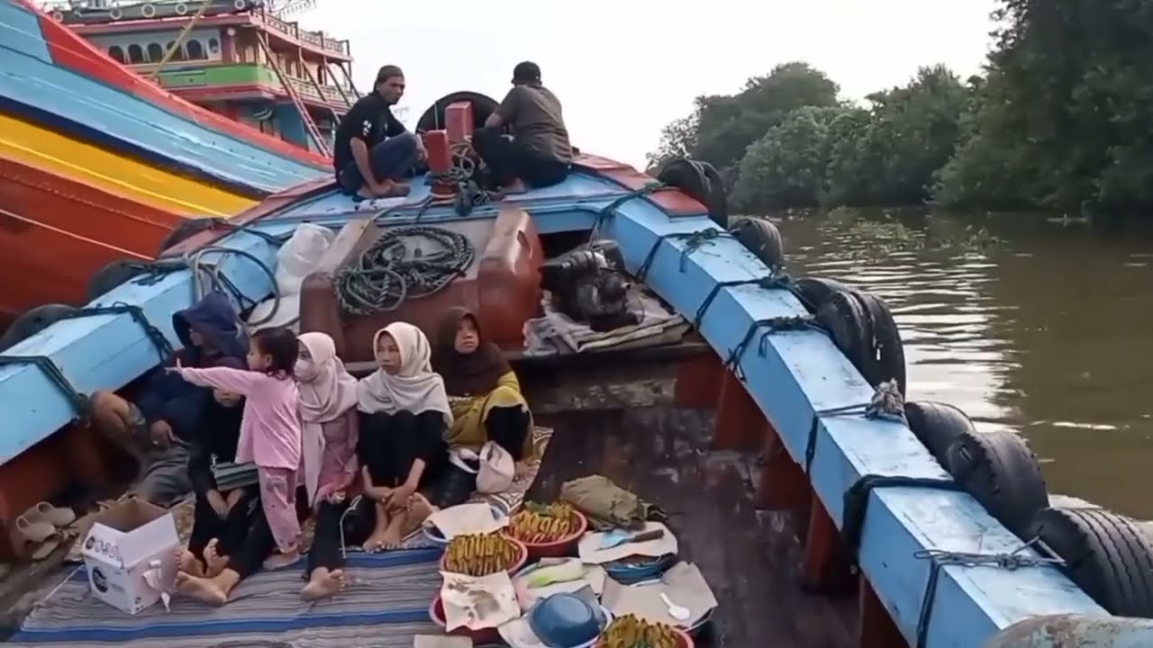 Nyadran ke laut !!! Banyak kapal berlabuh di sungai Juwana 