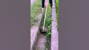 The process of clearing weeds in the gutter = good tools can increase efficiency