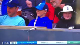 Download Lagu Bumble having a laugh with kids in the crowd MP3