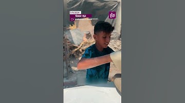 طفل من شمال غزة يصدح بصوته الجميل في تلاوة القرآن الكريم أثناء عمله