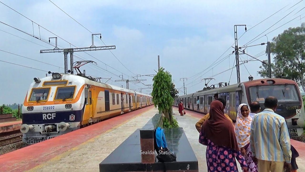 Dangerous Overtaking || 68122/Purulia - Howrah MEMU  overtaking Bardhaman-Howrah Local Train