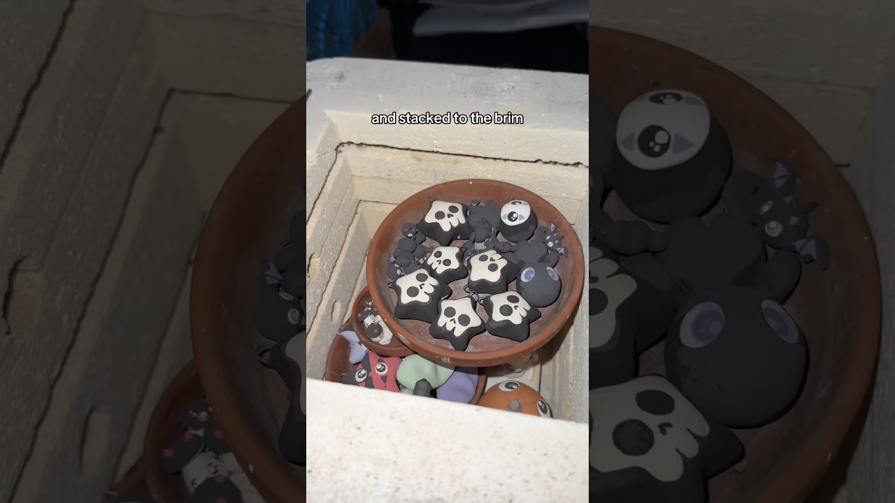 загружаю свою маленькую печь, полную жуткой керамики 👻