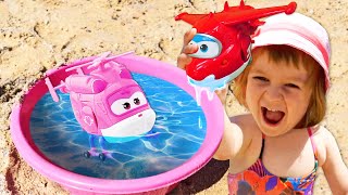 Bianca-tyttö ja lelut uimarannalla | Vesileikkejä lasten lelujen ja lasten kanssa