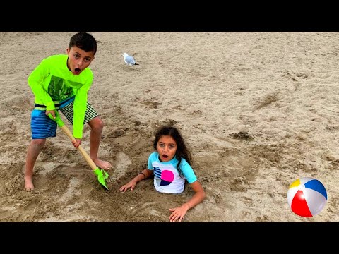 Хайди Веселиться На Пляже В Песке. Веселая Детская История От Хайди