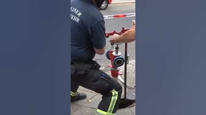 Einsatzkräfte🧑‍🚒 der #feuerwehr #berlin an einem Brandort🔥