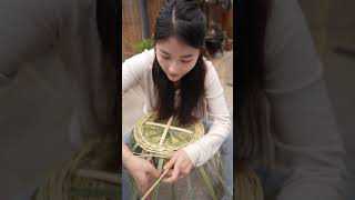 Weaving a thick bamboo into various bamboo baskets through various complicated processes has to adm