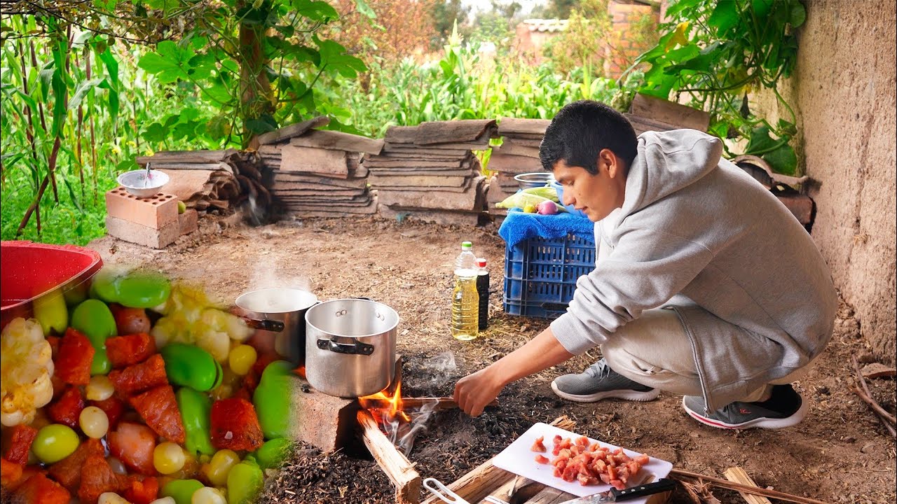 Aquí preparando un Rico almuerzo: Papa con Brócoli al Estilo del Campo🏕️.