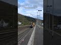Überraschung: Ein Bauzug/Gleisstopfmaschine ➡️ Ruhrgebiet ● Durchfa.: Le.-Meggen Bf. ● DB InfraGo AG