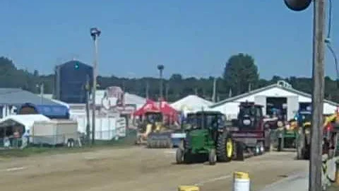 Dennis Williams pulling 1983 JD Model 4450 16,000 ...