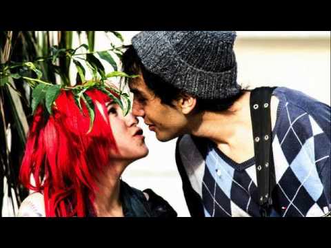 Песня Питер ФМ. Очень крутая песня. Как же она поет!!!