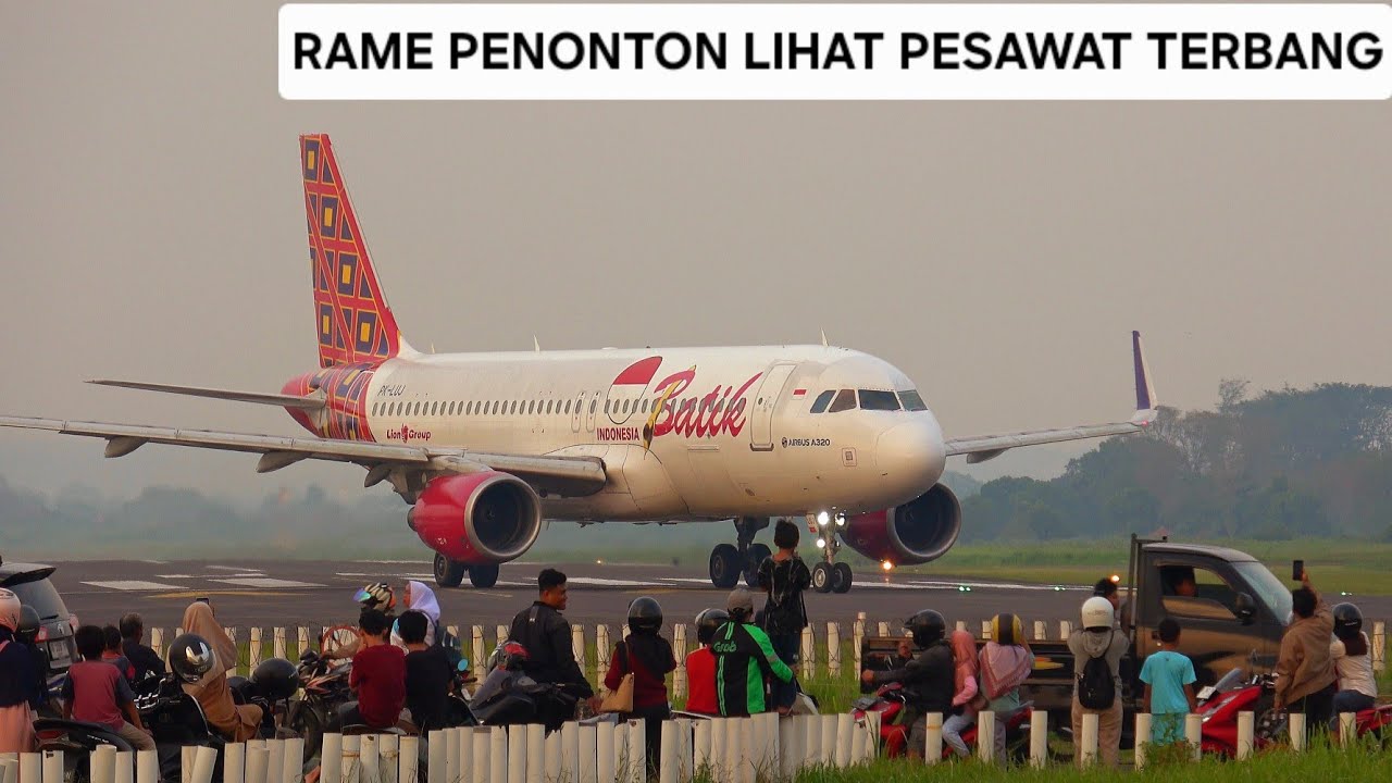 Banyak Penonton Lihat Pesawat Terbang Di Bandara Adi Soemarmo Solo