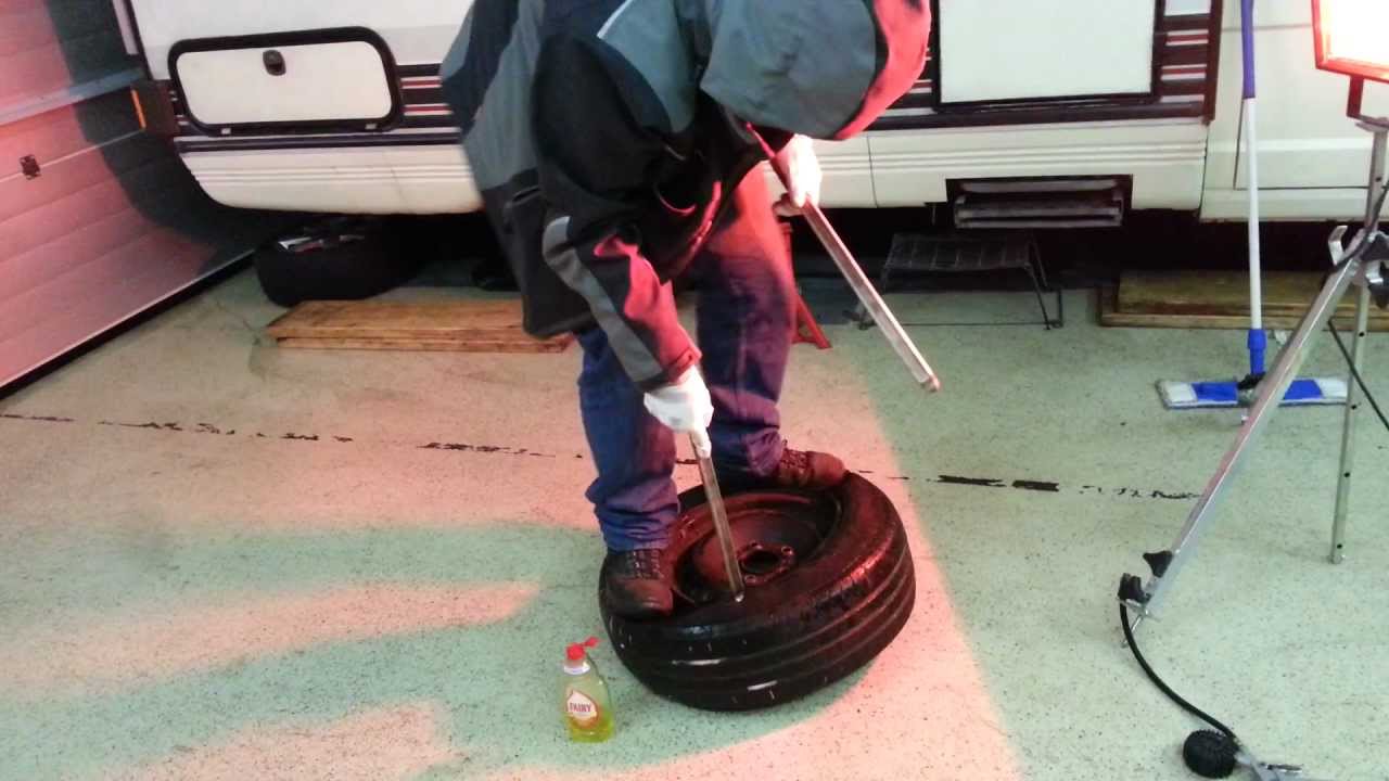 Reifen montieren per Hand Manual tire mounting by hand