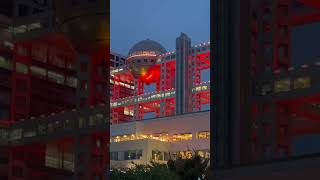 Здание телевидения Fuji Television в городском парке West Promenade #fujitelevision