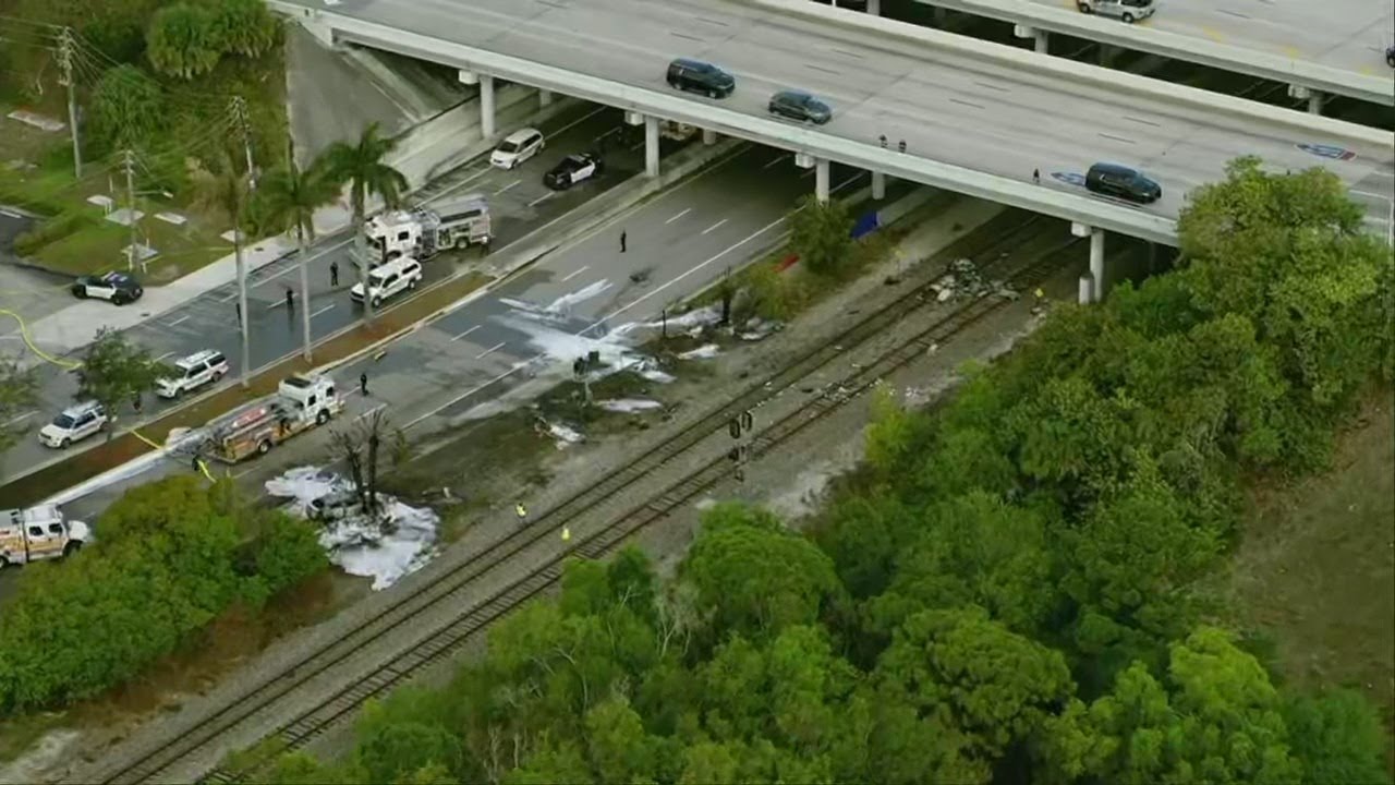 Small plane crash in Boca Raton, Florida - YouTube