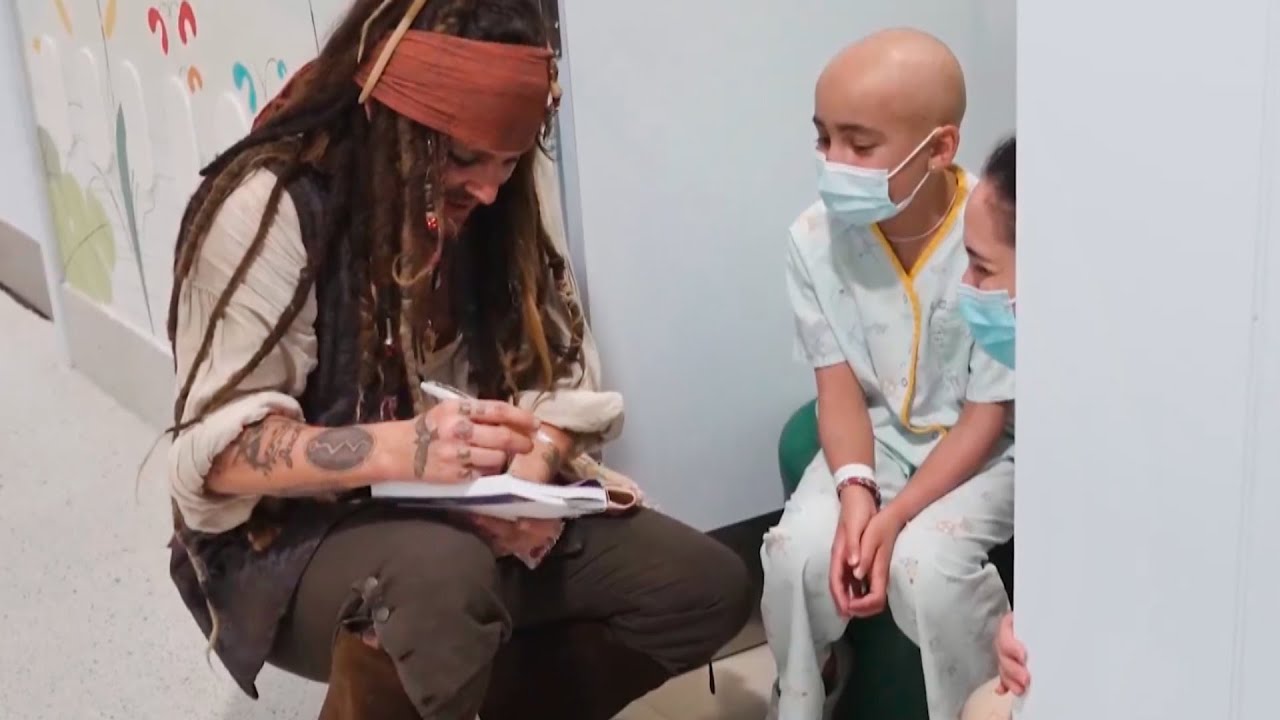 Johnny Depp visita a los niños hospitalizados en el Niño Jesús caracterizado de Jack Sparrow