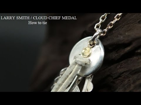 LARRY SMITH / CLOUD CHIEF MEDALにDEERSKIN LACEを結ぶ手順について