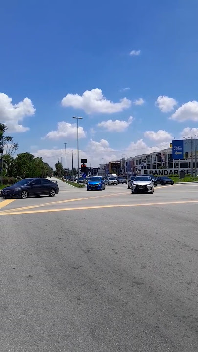 Traffic Signal Vibes in Malaysia 🇲🇾 | City Life in 15 Seconds #shorts #trending #malaysia