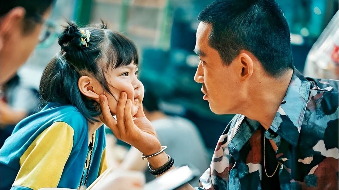 Брошенный семьей, этот несчастный ребенок был воспитан бандитом ...