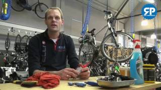 Zo maak je de ketting en tandwielen van je fiets schoon - YouTube
