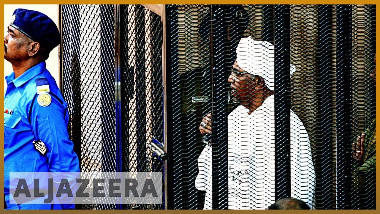 وجهت اتهامات بالفساد إلى عمر البشير، رئيس وزراء السودان.