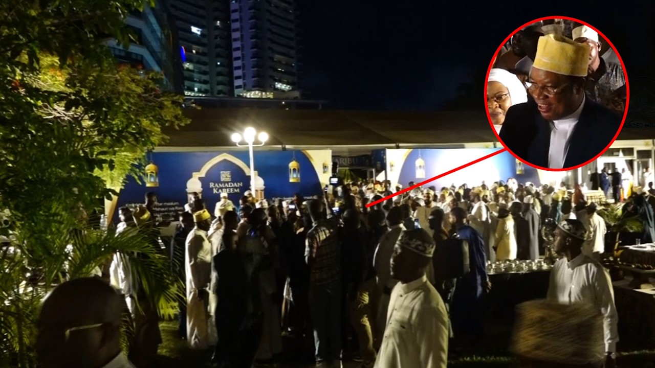 Посмотрите, как на бывшего премьер-министра напали верующие после ифтара.