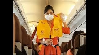 Pramugari Cantik Garuda Indonesia Memperagakan Prosedur Keselamatan