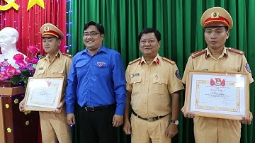 Biểu dương hai chiến sĩ cảnh sát giao thông đưa bé trai đi cấp cứu kịp thời