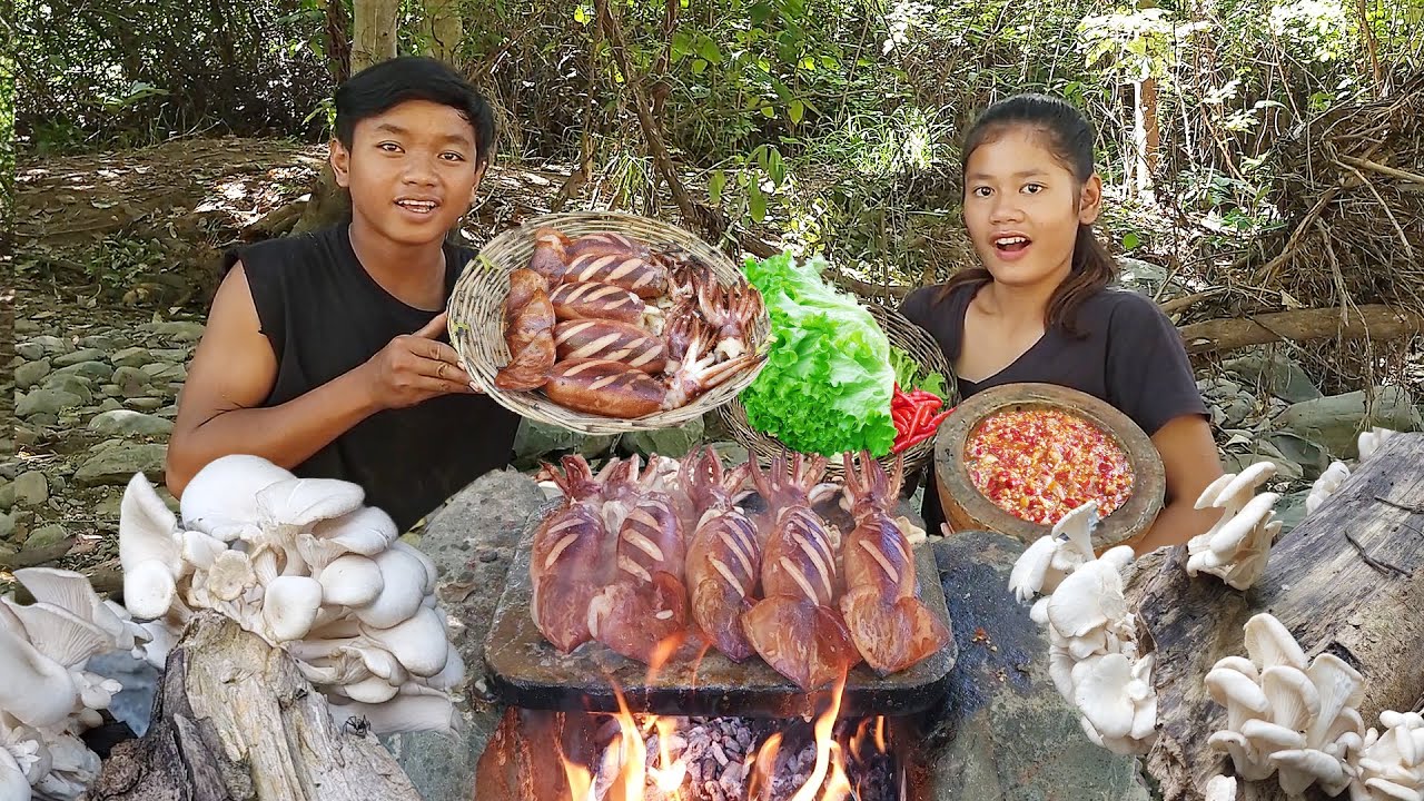 Mushroom plant grilled in squid for dinner, Cooking on the rock – Survival cooking in forest