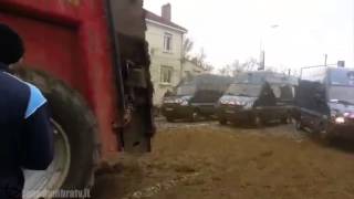 Francia: i contadini scaricano letame davanti all'agenzia delle entrate