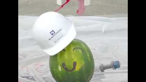 Fall of material on head from height demonstration