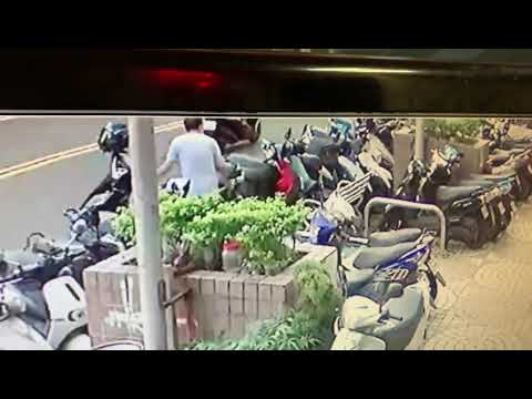不滿機車停診所門口，牙醫怒牽車到路旁撞倒其他機車後直接將車放倒（爆料公社／林冠成）