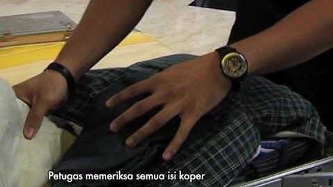 Petugas Musnahkan Kelebihan Miras yang Dibawa Penumpang Part 03 - Indonesia Border 20/02