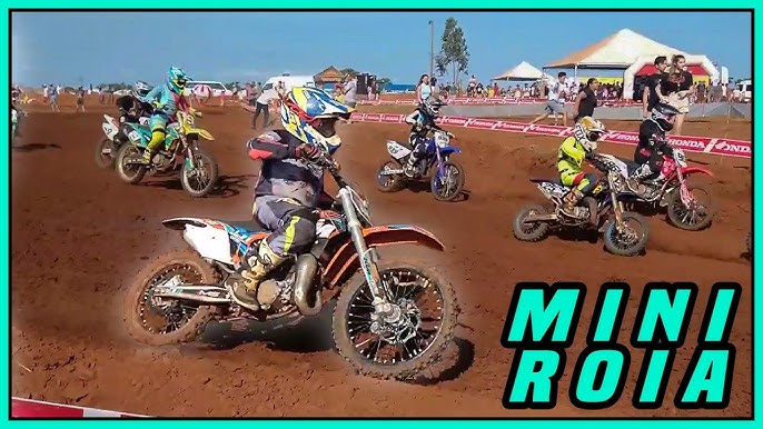 Menino de 5 Anos Andando de Moto Grande KTM 250 Motocross 