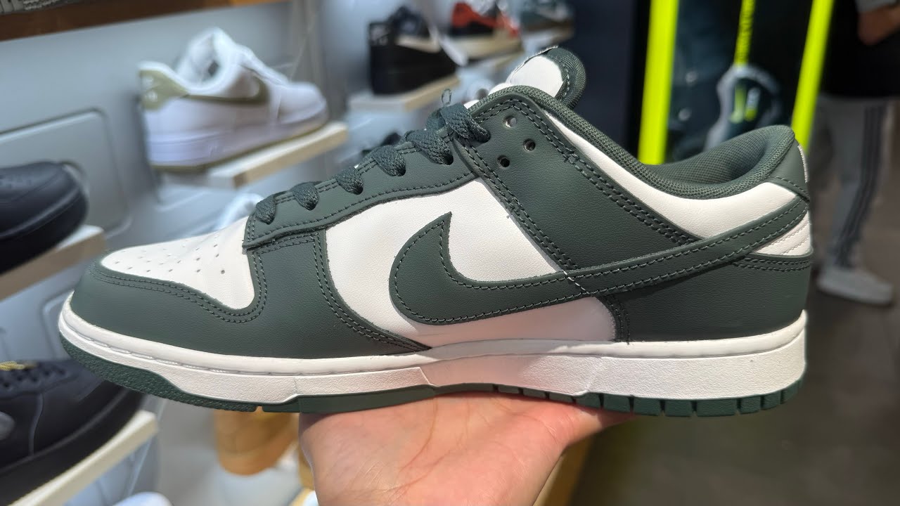 国内配送 NIKE DUNK LOW RETRO BTTYS WHITE/VINTAGE GREEN-WHITE Nike Dunk Low Retro White / Vintage Green - White - YouTube