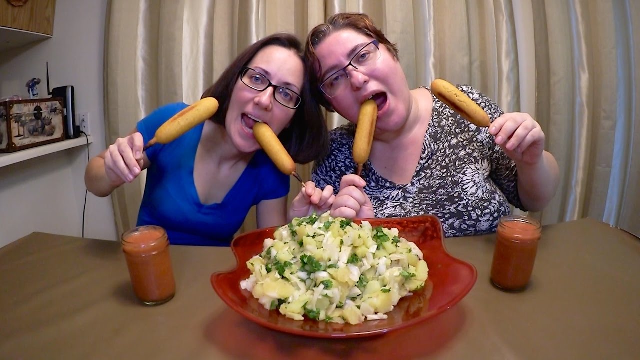 История из жизни: Как мы познакомились? Мукбанг с кукурузными сосисками, картофельным салатом и д...