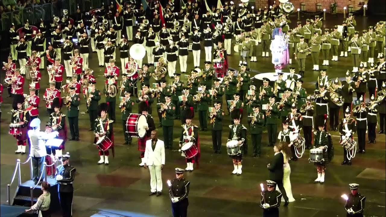 Auld Lang Syne (pipes & drums) Musikparade Lanxess Arena Köln YouTube