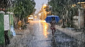 HEAVY RAIN IN THE INDONESIAN RURAL VILLAGE LIFE | WALK IN THE RAIN