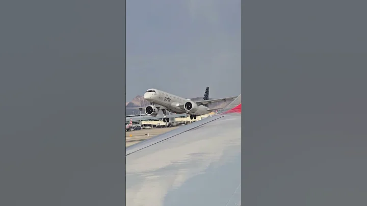 Porter Airlines Embraer E195-E2 Takeoff! Have you ever flown Porter? #embraer #porter #lasvegas