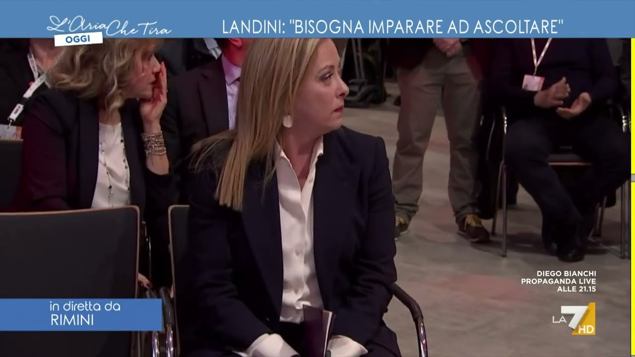 Meloni al Congresso Cgil, Maurizio Landini in cravatta rossa: 