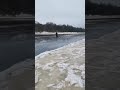 Рыбалка Западная Двина. Лед. Перехожу, переплываю реку. Смотрите, но так не делайте.