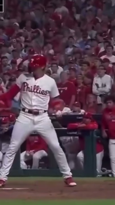 the-philly-crowd-singing-along-to-bryson-stott-s-walk-up-song-right