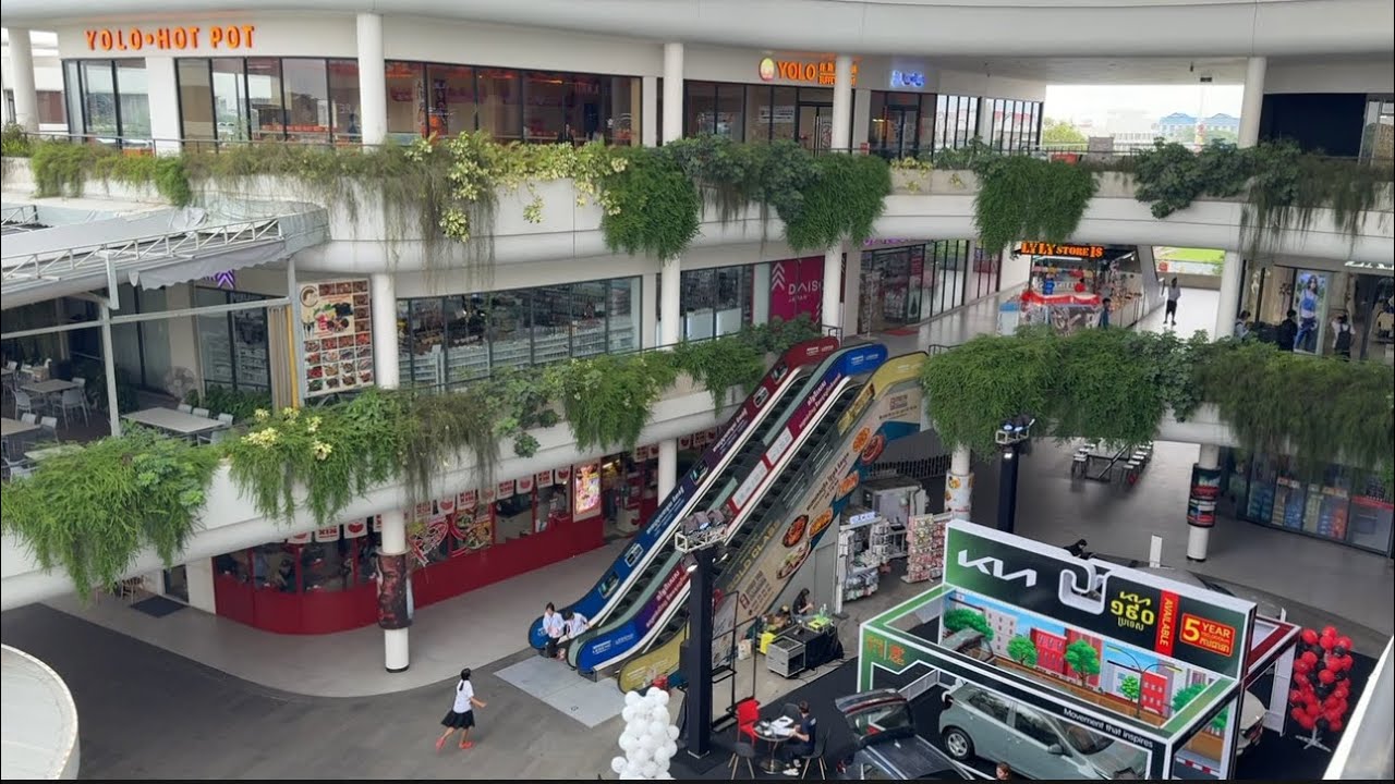 ខេ ម៉ល នៅេលី ផ្លូវវេងស្រេង ក្រុងភ្នំពេញ / K Mall on Veng Srey Street in Phnom Penh City, Cambodia 