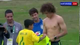 David Luiz protects a child who invaded Brazil training - 2014