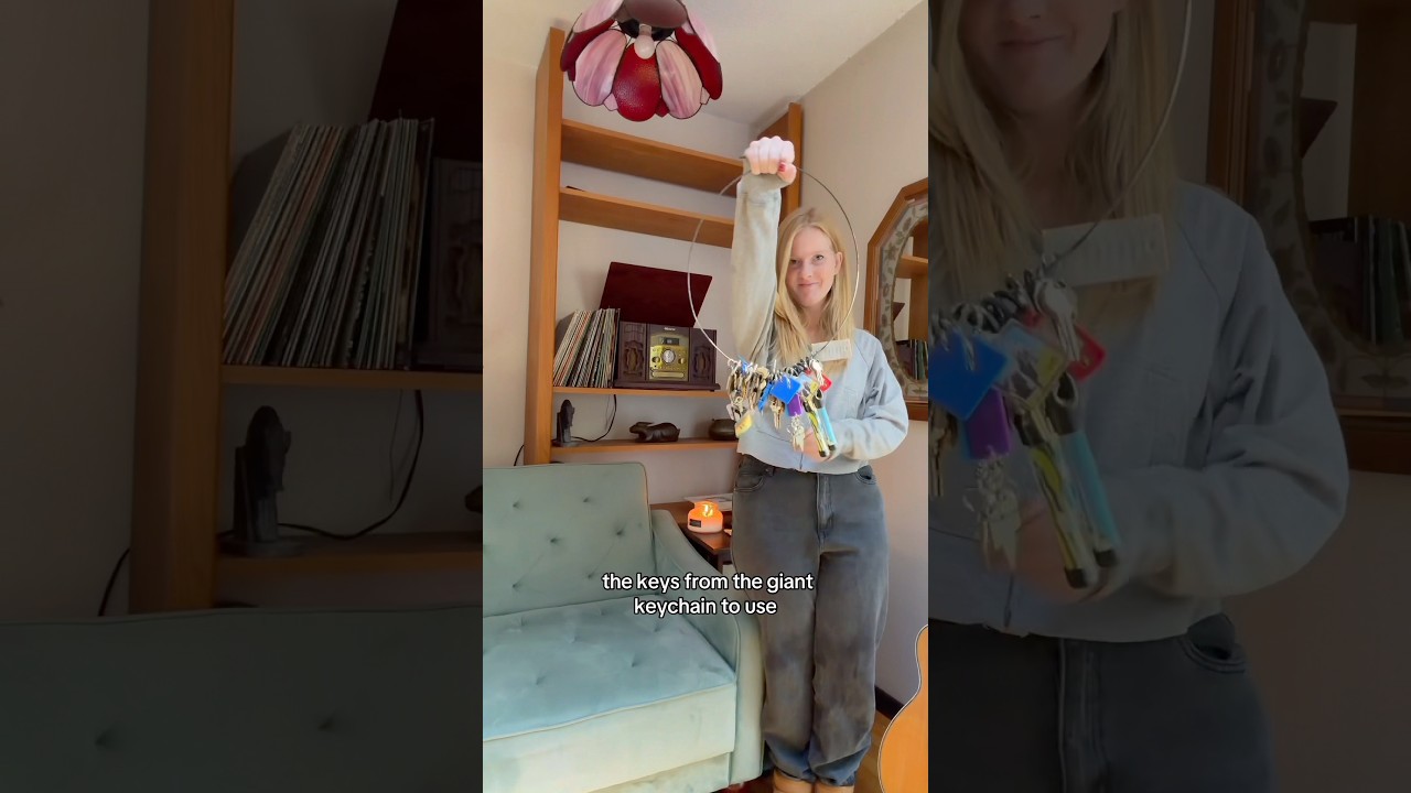 Показываю некоторые из моих ключей из моей гигантской связки ключей 